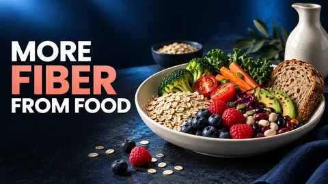 MORE FIBER FROM FOOD. Eine helle Schale zeigt Haferflocken, Beeren, Bohnen, Gemüse und Vollkornbrot vor dunkelblauem Hintergrund.