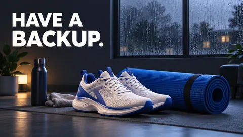 Elfenbeinfarbene Sportschuhe und eine kobaltblaue Matte im freien Innenraum, mit regennassem Fenster im Hintergrund und HAVE A BACKUP.